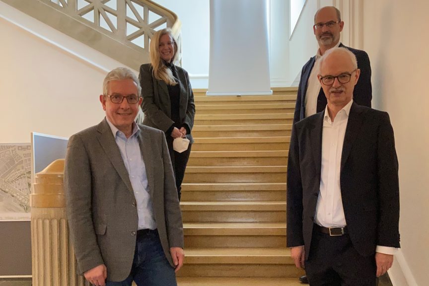 Auf der Treppe stehen vorne Prof. Burgard und Prof. Prömel und dahinter Prof. Jahnke und Dr. Zanner.