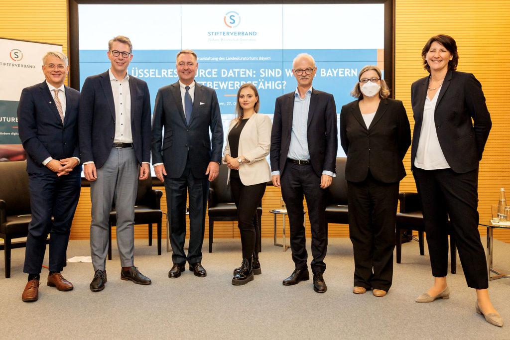 Prof. Dr. Hans Jürgen Prömel, Staatsminister Markus Blume und weitere Teilnehmer der Diskussionsveranstaltung des Stifterverbands.