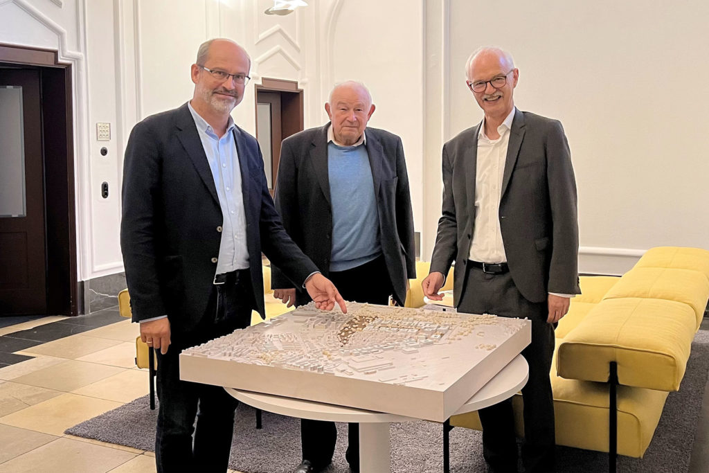 Dr. Günther Beckstein, Ministerpräsident a.D. zusammen mit Prof. Dr. Hans Jürgen Prömel, Gründungspräsident und Dr. Markus Zanner, Kanzler der Technischen Universität Nürnberg am Modell des Campusgeländes.