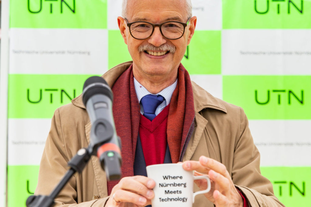 Gründungspräsident Prof. Hans Jürgen Prömel mit der Tasse der UTN für die Zeitkapsel.