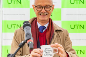 18.11.2022 Grundsteinlegung Cube One: Gründungspräsident Prof. Dr. Dr. h.c. mult. Hans Jürgen Prömel mit der Tasse der TU Nürnberg für die Zeitkapsel. Foto: Dieter Zeitler