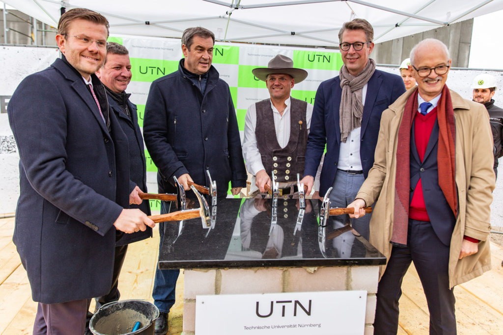 Marcus König, Oberbürgermeister der Stadt Nürnberg, Christian Bernreiter, Bayerischer Staatsminister für Wohnen, Bau und Verkehr, Dr. Markus Söder, Bayerischer Ministerpräsident, Markus Blume, Bayerischer Staatsminister für Wissenschaft und Kunst und Prof. Dr. Dr. h.c. mult. Hans Jürgen Prömel, Gründungspräsident der TU Nürnberg.