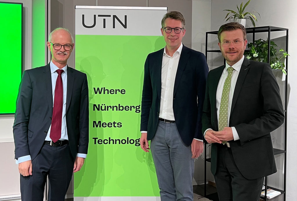 Gründungspräsident Prof. Hans Jürgen Prömel, Markus Blume, Bayerischer Staatsminister für Wissenschaft und Kunst und Marcus König, Oberbürgermeister der Stadt Nürnberg vor dem Roll-Up der UTN bei University Taking Shape im Josephs.