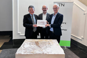 Dieter Maußner, Amtsleiter Staatliches Bauamt Erlangen-Nürnberg; Dr. Markus Zanner, Kanzler TU Nürnberg, Prof. Dr. Hans Jürgen Prömel, Präsident TU Nürnberg bei der Übergabe der Rahmenplanung vor dem Campus Modell im Foyer der TU Nürnberg