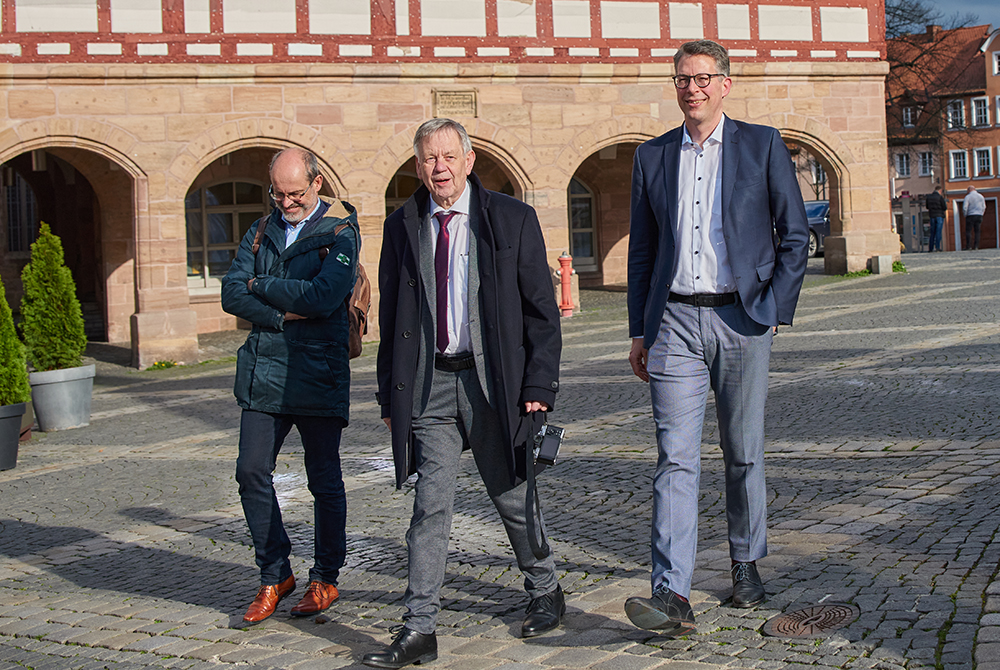 Kanzler Dr. Markus Zanner zusammen mit Karl Freller, 1. Vizepräsident des Bayerischen Landtags und Markus Blume, Bayerischer Staatsminister für Wissenschaft und Kunst (Foto: Tim Volkmann)