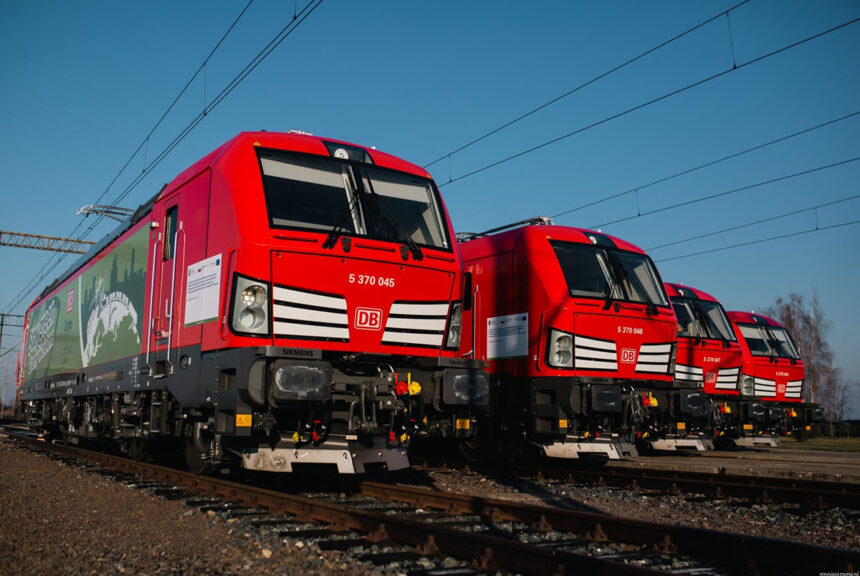 Vier rote DB Cargo Züge nebeneinander seitlich fotografiert.