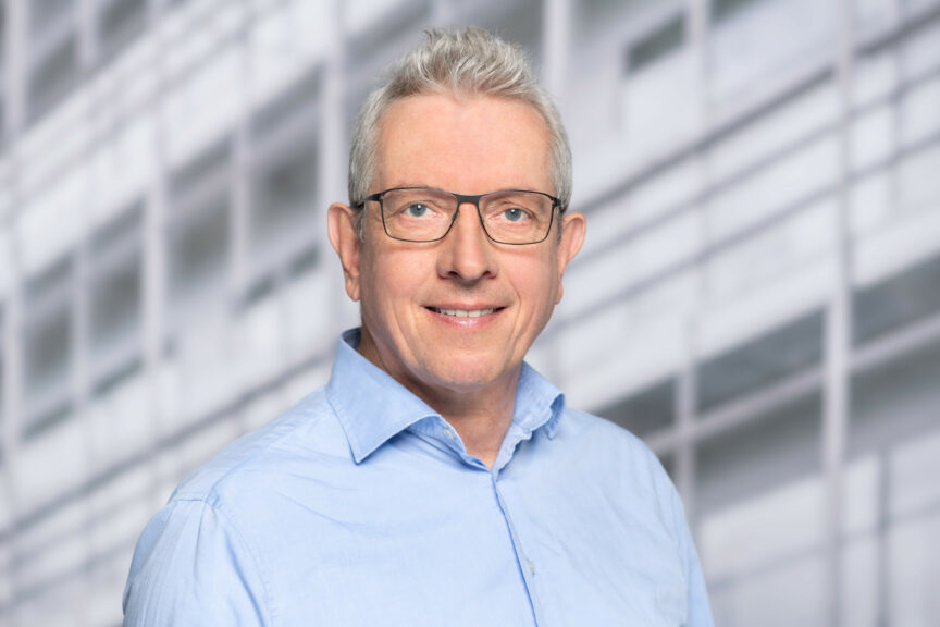 Portrait Aufnahme von Prof. Dr. Wolfram Burgard, Gründungs Chair Department Computer Science and Artificial Intelligence