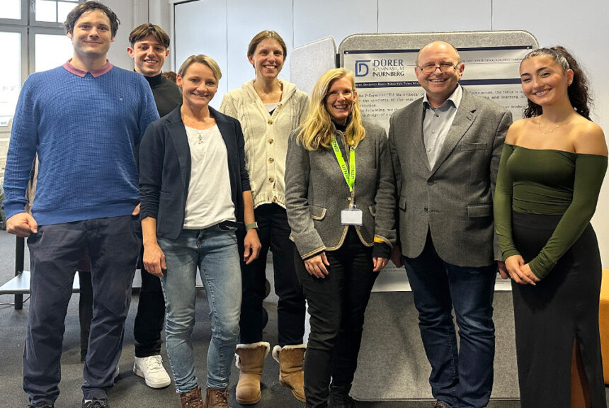 Gruppenbild mit zwei Lehrern, zwei Schülerinnen und Schülern sowie dem Schulleiter des Dürer-Gymnasiums und der Gründungsvizepräsidentin der Technischen Universität Nürnberg