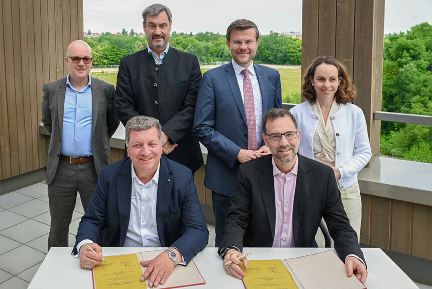 Unterzeichnung der städtebaulichen Vereinbarung zur neuen Technischen Universität Nürnberg am 30. Mai 2025 durch Staatsminister Christian Bernreiter, Baureferent Daniel F. Ulrich, UTN-Präsident Prof. Dr. Michael Huth, Ministerpräsident Dr. Markus Söder, Oberbürgermeister Marcus König und Referentin Dr. Andrea Heilmaier.