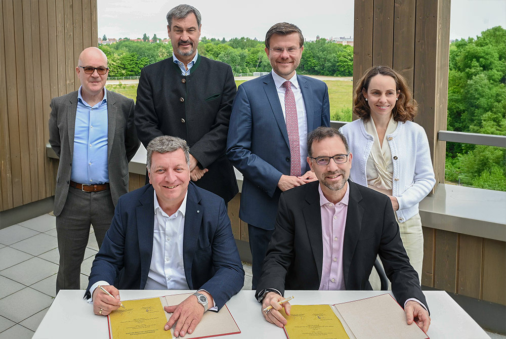 Unterzeichnung der städtebaulichen Vereinbarung zur neuen Technischen Universität Nürnberg am 30. Mai 2025 durch Staatsminister Christian Bernreiter, Baureferent Daniel F. Ulrich, UTN-Präsident Prof. Dr. Michael Huth, Ministerpräsident Dr. Markus Söder, Oberbürgermeister Marcus König und Referentin Dr. Andrea Heilmaier.