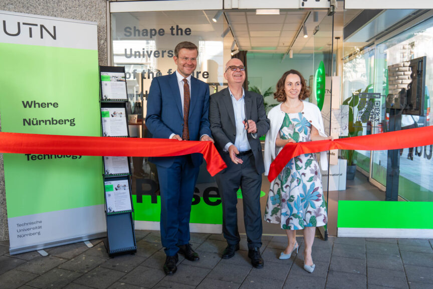 Eröffnung der UTN Science Lounge: Marcus König, Prof. Dr. Michael Huth und Dr. Andrea Heilmaier durchschneiden das rote Band.