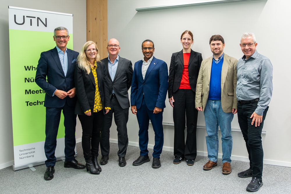 Ein Gruppenfoto der neuen Studierenden mit Präsidium im Foyer.