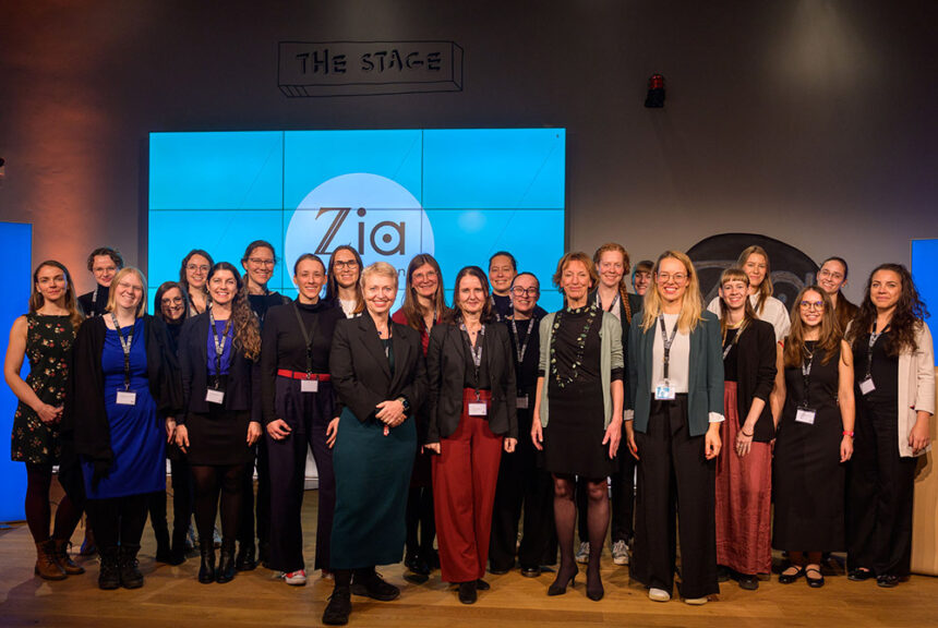 Gruppenfoto auf einer Bühne der ausgewählten Frauen für das Zia-Programm.